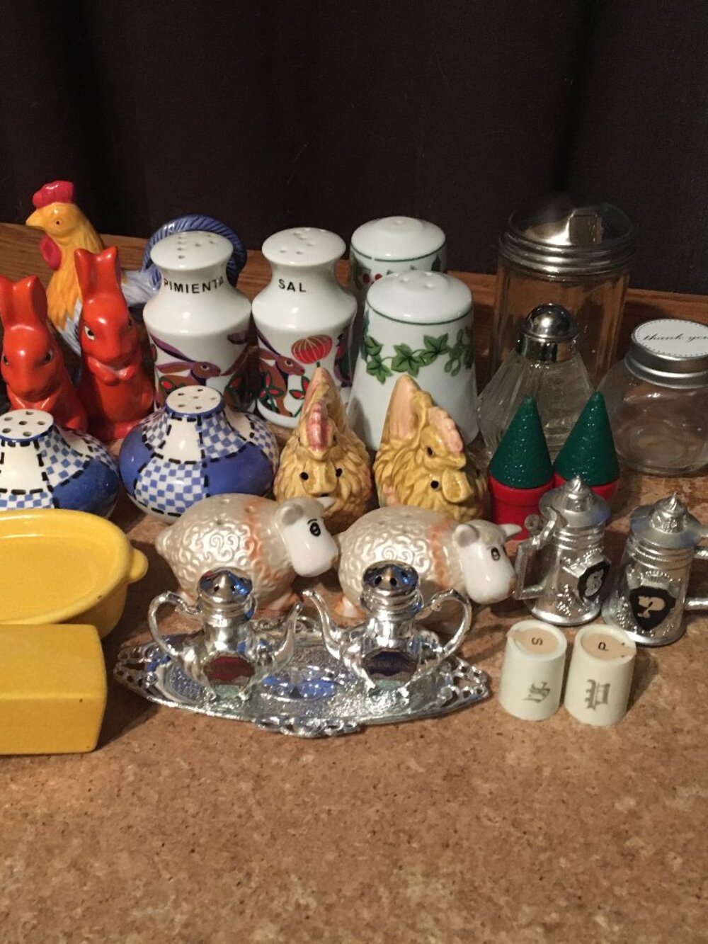 LOT OF 11 SALT AND PEPPER SHAKERS SETS SHEEP BATHTUB SOAP MACKINAC BRIDGE EXTRAS